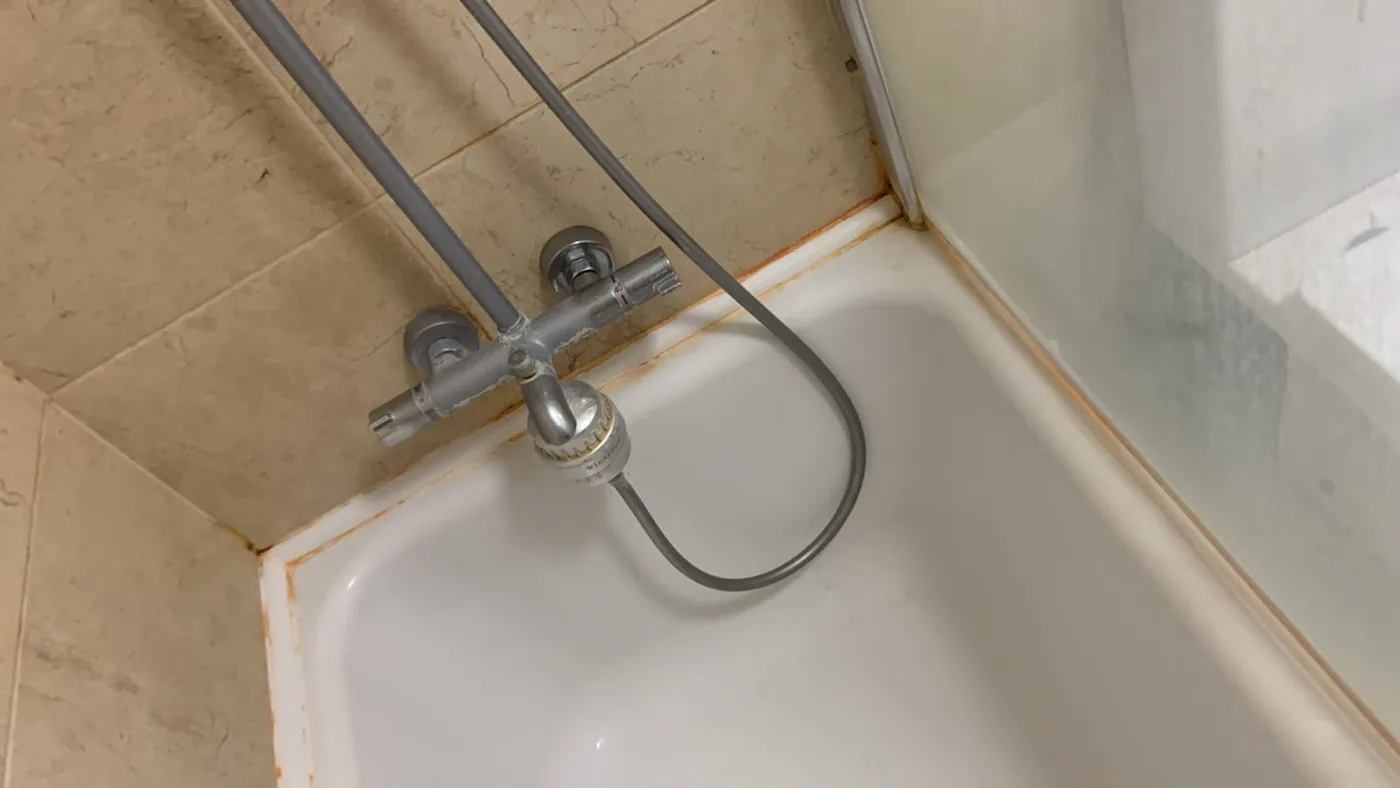 Shower sealant and bath edge with staining